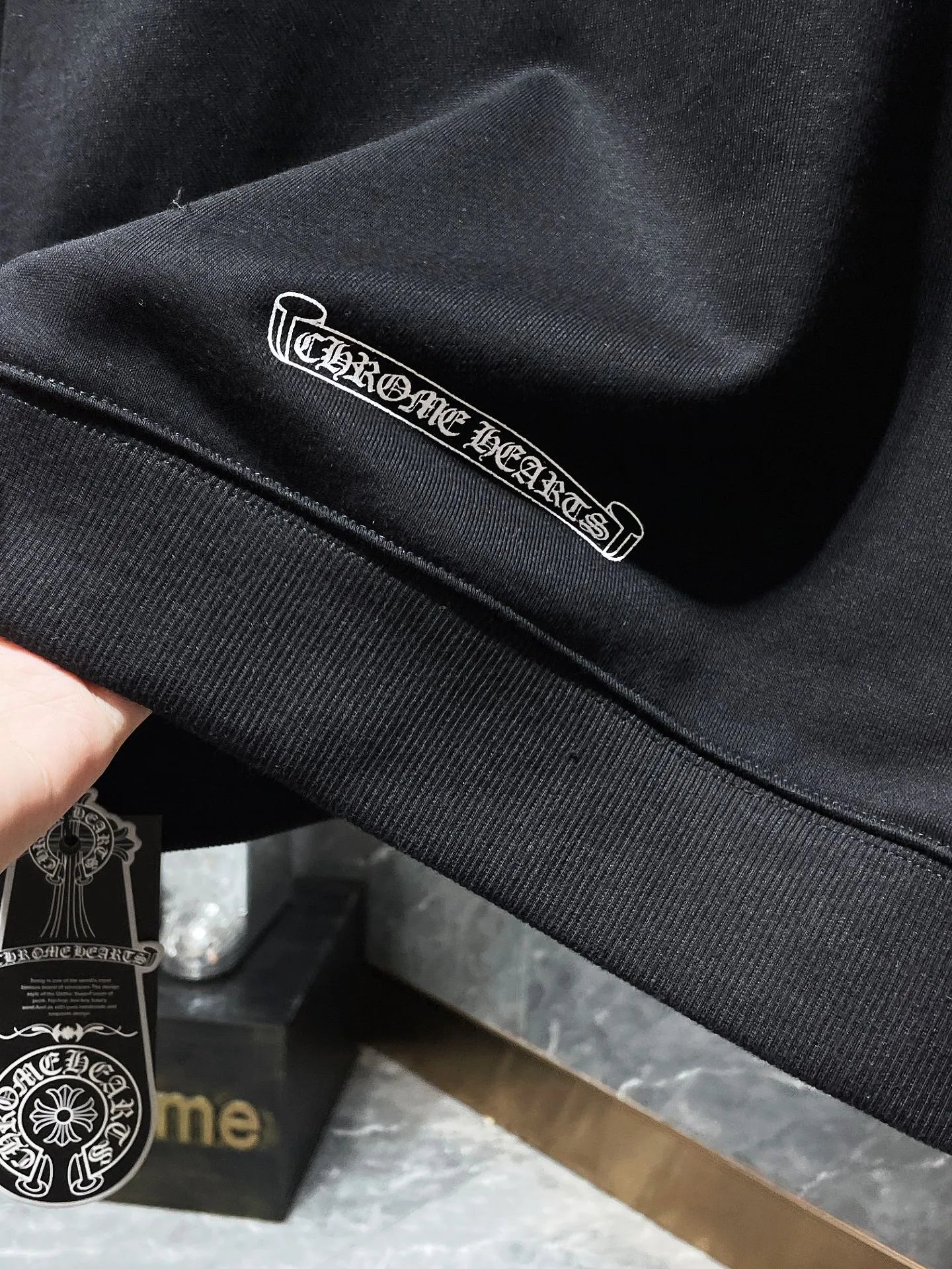 P246 Chrome Hearts Autumn and Winter 25ss. Counter synchronization. High gram weight, environmentally friendly and high-quality top-grade fabric. Big horseshoe deadly doll hooded sweatshirt. Imported environmentally friendly glue printing and dyeing. Counter synchronization. Re-engraved version 1:1. Recommended color: black. Size: S, M, L, XL.